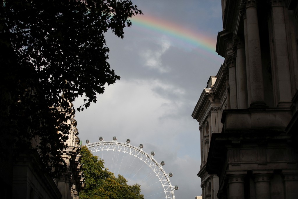 白金汉宫现「双彩虹」，有人认为英女皇越过彩虹桥离开。路透