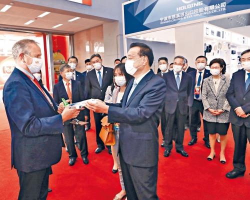 ■李克強出在廣交會場和美國商人交流。