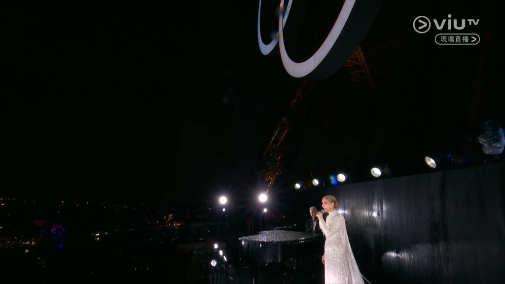Celine Dion在艾菲爾鐵塔上演唱法文歌。