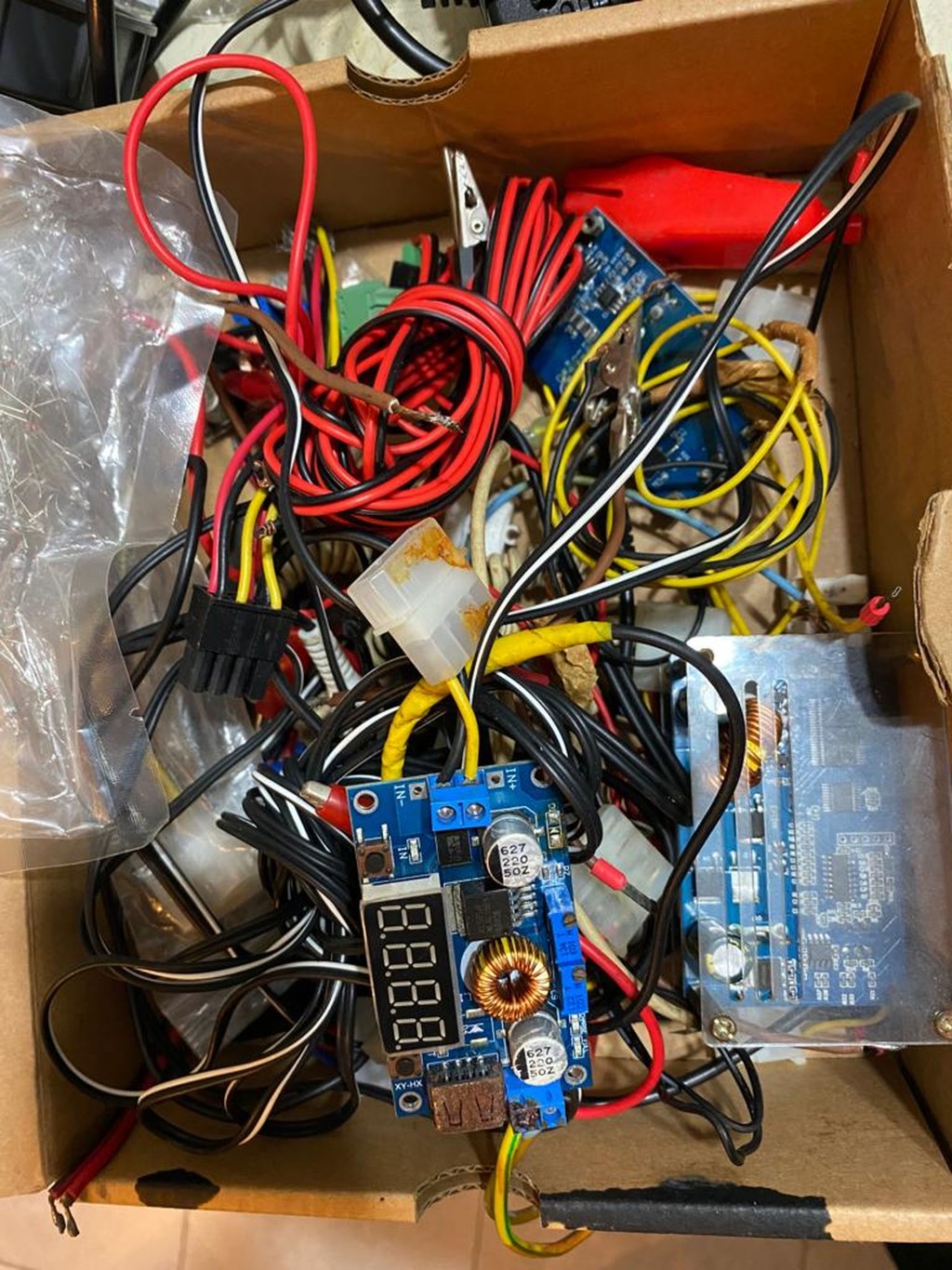 證物中有電綫及計時器。警方圖片