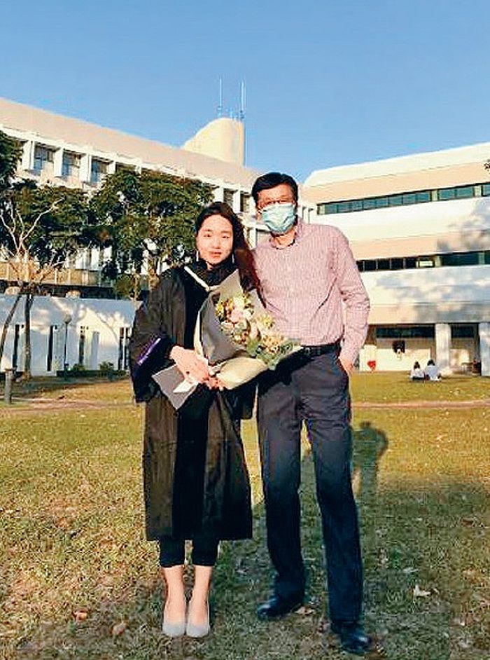 中學時期的文學老師鮑國鴻(右),是葉秋弦在文學上的啟蒙老師。