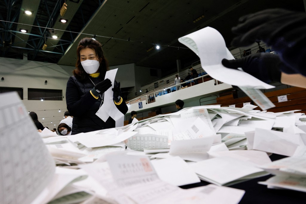 南韓自由派在野政黨在今次國會選舉中拿下壓倒性勝利。路透社