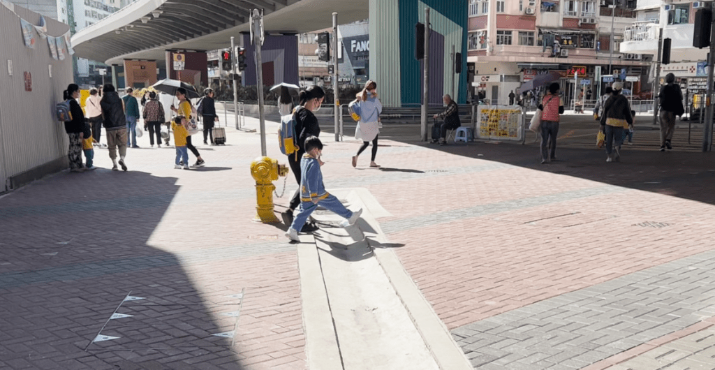 有年幼學童跨過坑渠時，明顯有難度。 