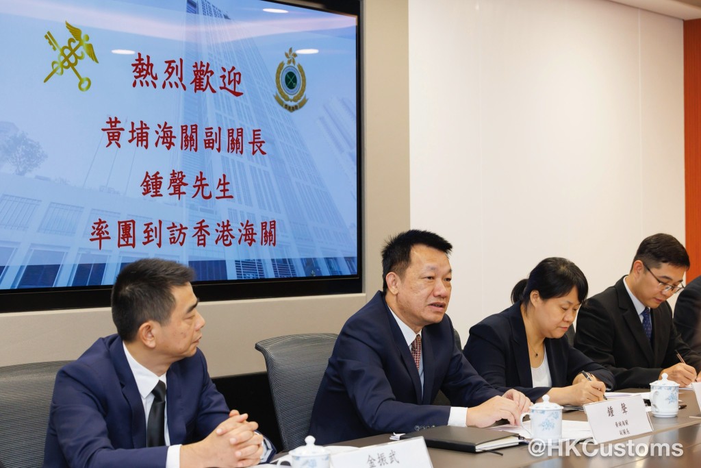 黃埔海關副關長鍾聲與香港海關署理副關長(管制及執法)蔣依莉交流。 黃埔海關副關長鍾聲與香港海關署理副關長(管制及執法)蔣依莉交流。