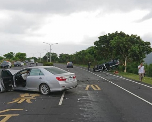警車與私家車相撞,當場反車。 網圖