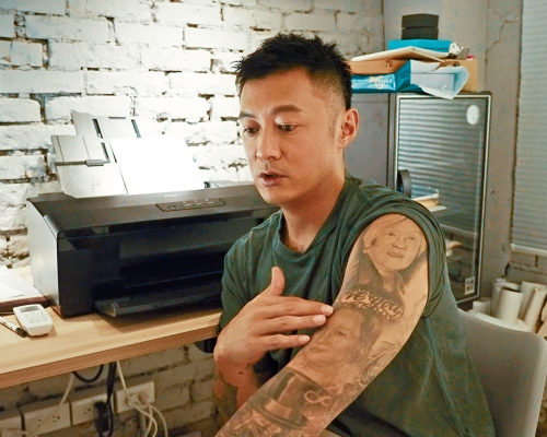 余文樂身上的紋身圖案，有太太、兒子的名字，以及外婆、姨媽的樣貌。