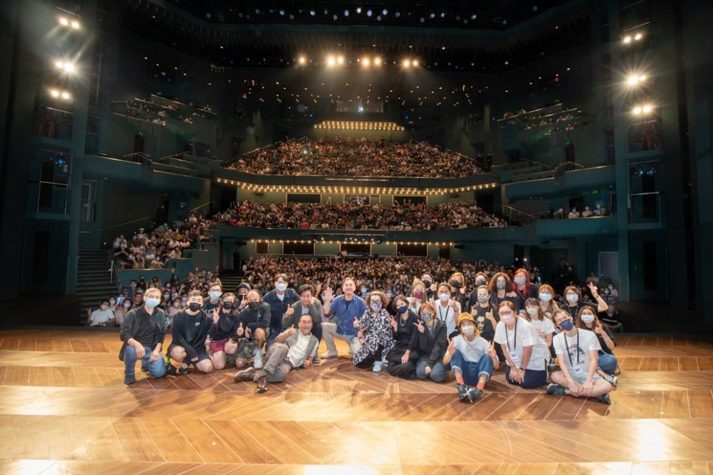 秋生与观众大合照。