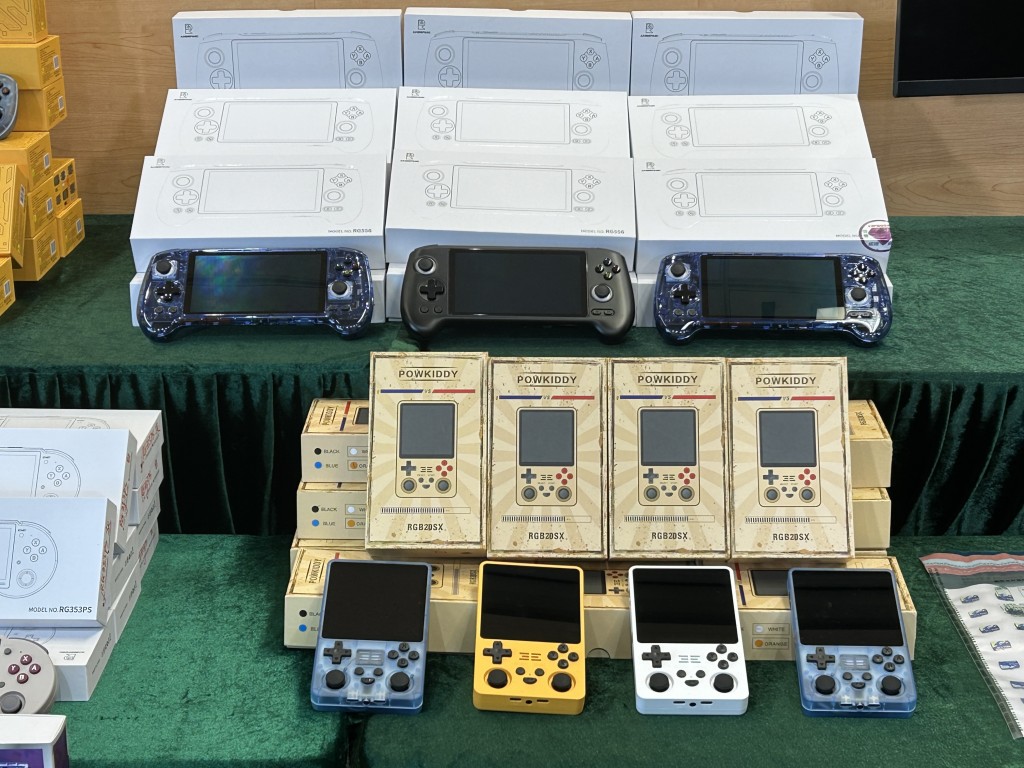 海關檢獲遊戲機規避器件及侵權遊戲機套裝 。 