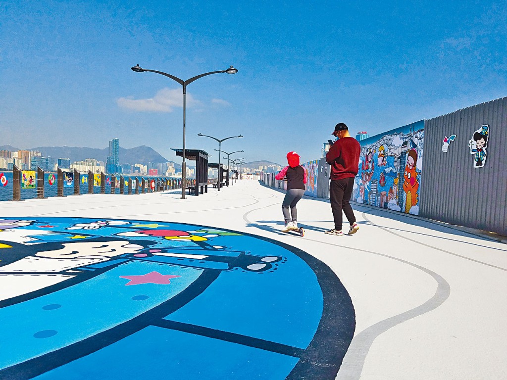 ■昔日的灣仔貨物裝卸區，現已改造成二十四小時開放的海濱長廊供市民享用。