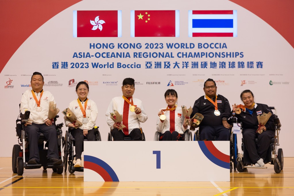 梁育榮及張沅奪得混合BC4級雙人賽銀牌。