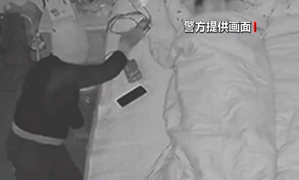 蒙面贼入屋盗窃，女户主装睡自保。法治在线