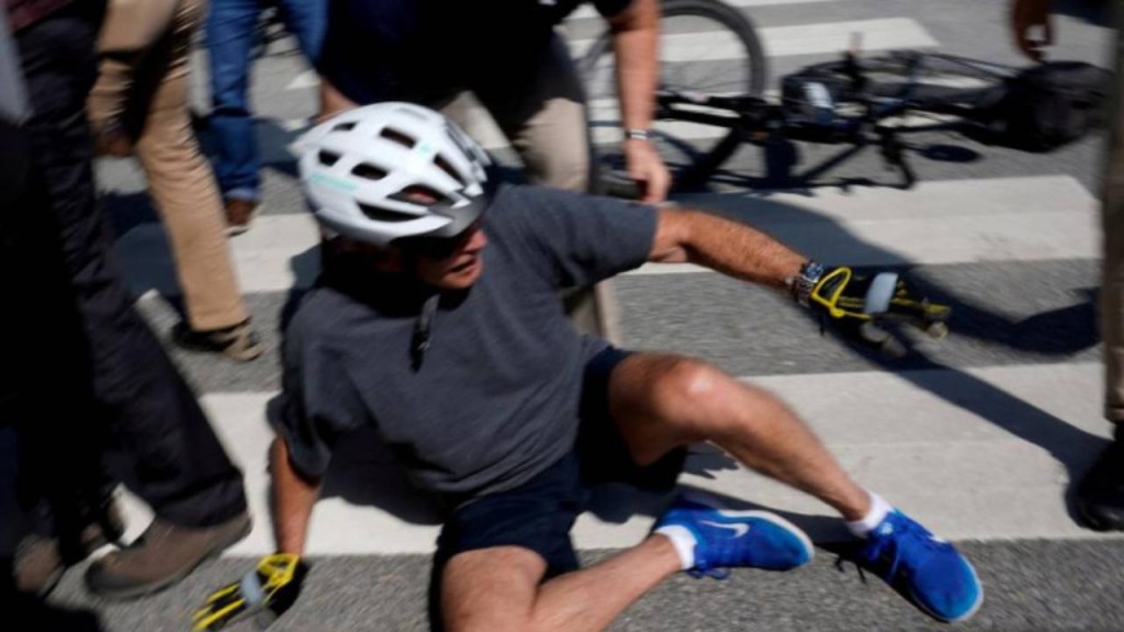 拜登周六踩單車時跌倒，引起關注。路透社圖片
