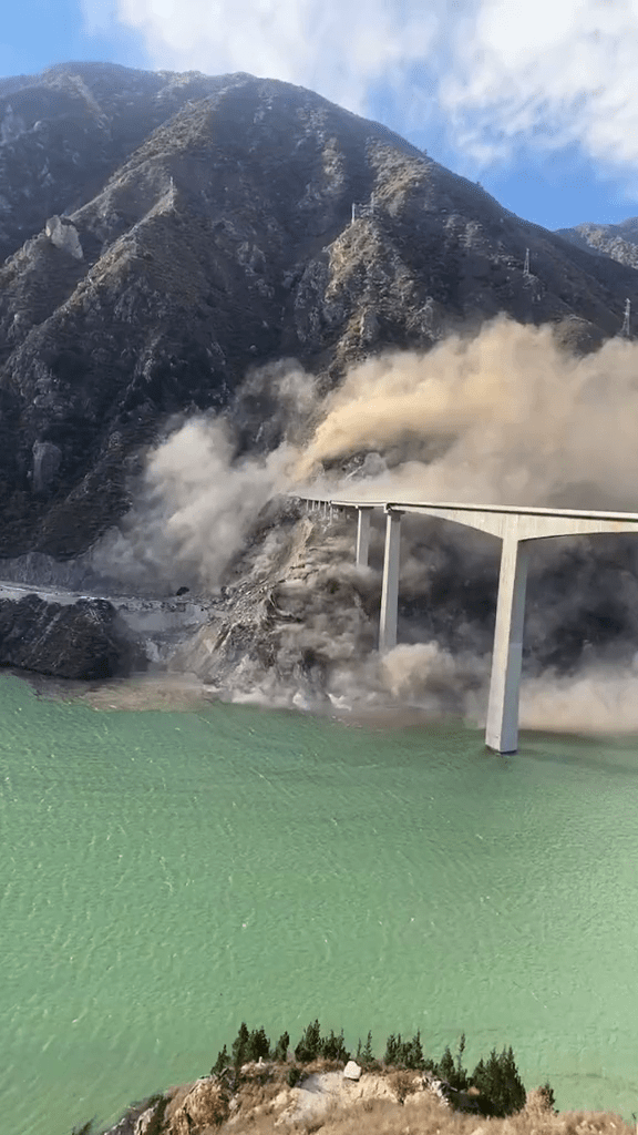 四川阿壩紅旗特大橋垮塌。