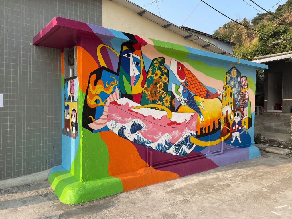 壁畫村內的作品 由69位義工與鯉魚門村民共同繪製而成，讓鯉魚門寮屋區增添繽紛色彩。（圖片來源：《親子王》）