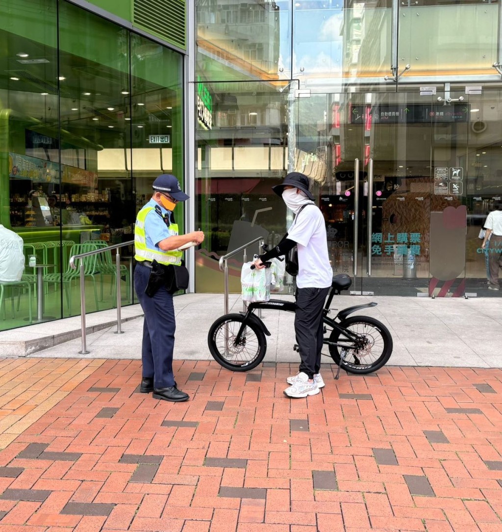 荃湾警打击区内的单车及行人胡乱过马路的相关违例事项。