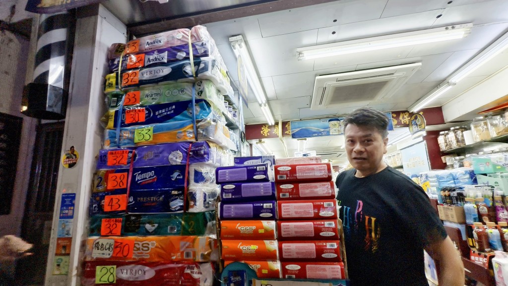 深水埗一間藥店負責人梁先生表示，受網購熱潮影響，廁紙、紙巾等紙品生意相比3個月前大減。徐裕民攝 