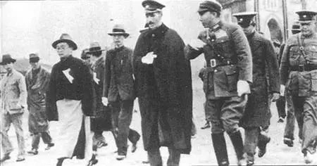 1936年10月22日蔣介石在西安視察部隊。右為楊虎城，楊後是張學良。網圖