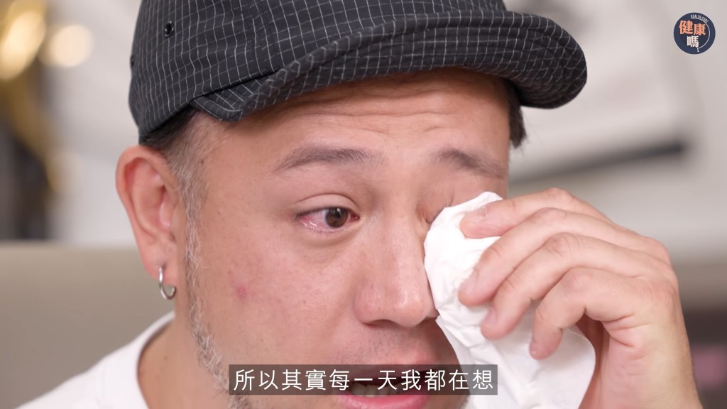 張致恒談及對兒子的期盼時難掩心酸,拿紙巾拭淚。(影片截圖:《健康嗎》) 張致恒談及對兒子的期盼時難掩心酸,拿紙巾拭淚。(影片截圖:《健康嗎》)