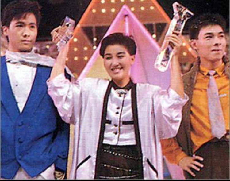 許志安（右）1986年參加新秀奪得銀獎，同屆文佩玲（中）是冠軍、季軍是黎明（左）。