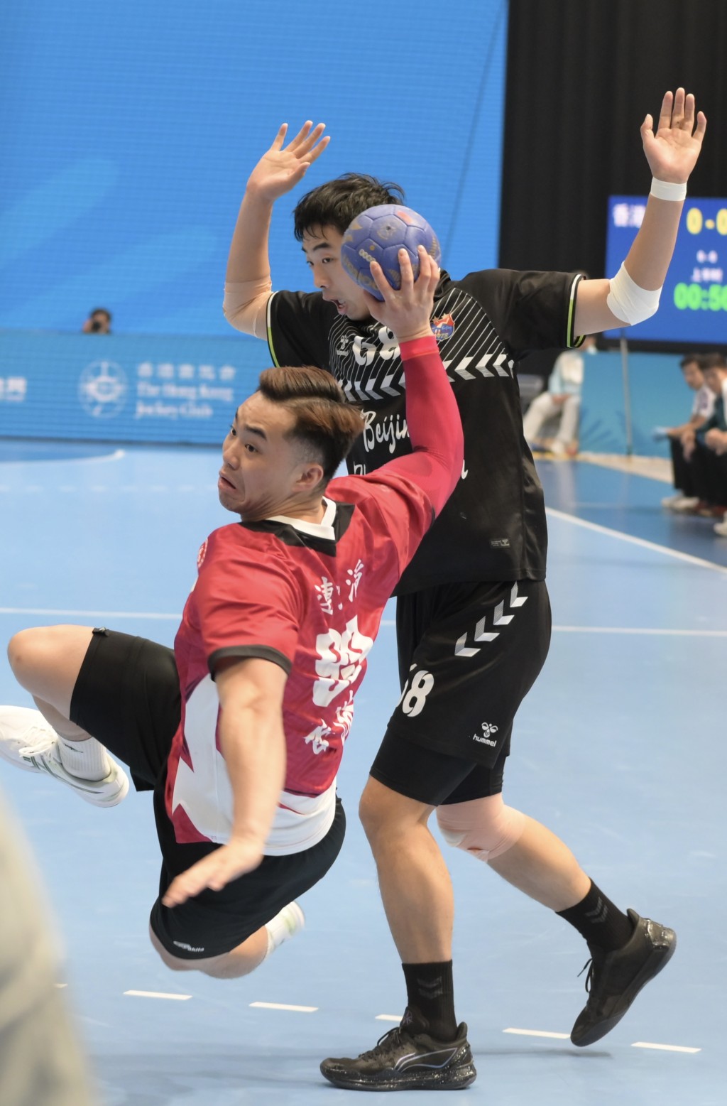 運會香港男子手球隊昨晚（10日）在啟德體藝館對戰北京隊。