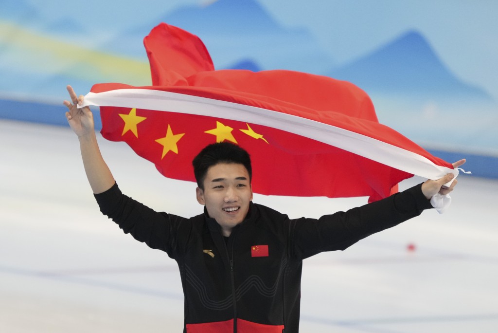 高亭宇赛后挥舞中国国旗。REUTERS