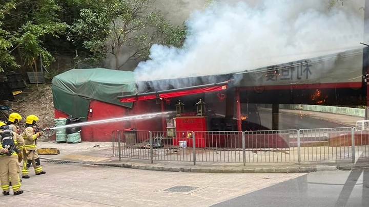 福德伯公廟起火，消防員射水灌救。fb順利邨 Shun Lee Estate圖片