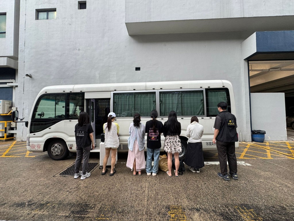 人員共拘捕12名內地女子。警方提供