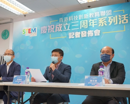 （左起）香港科技創新教育聯盟副主席黃錦良、聯盟主席張澤松、聯盟副主席周文港。