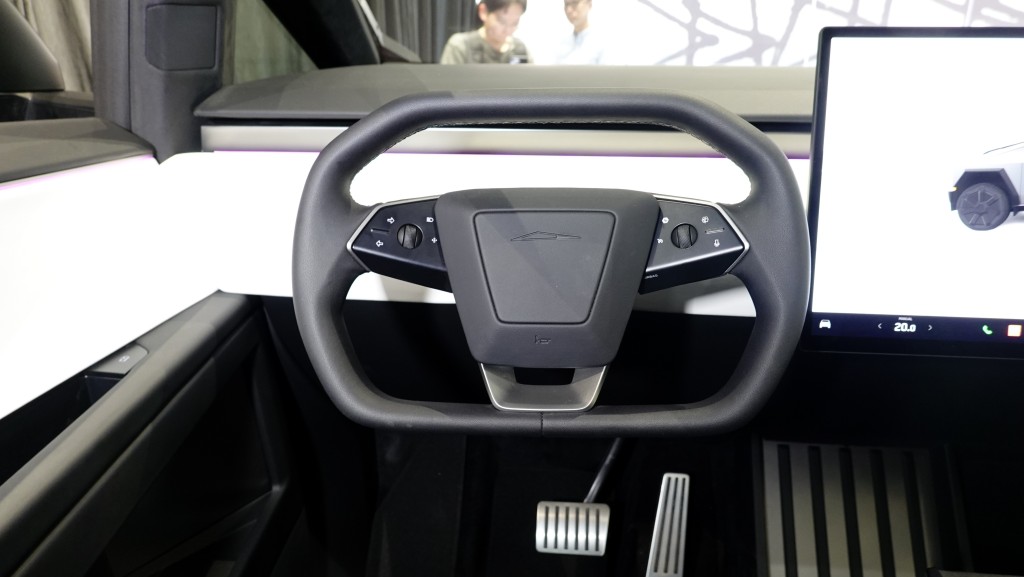 Tesla Cybertruck配用新款平底軚盘车指挥灯掣及各式车灯开关掣。