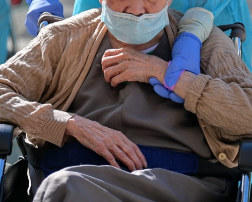 林鄭月娥指染疫長者死亡率較高。資料圖片