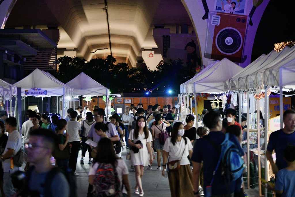 入夜后市集人流增多，气氛热闹。卢江球摄