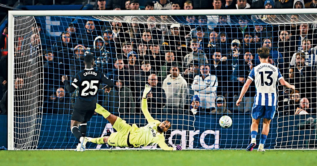 車路士（黑衫）今場3度失守。