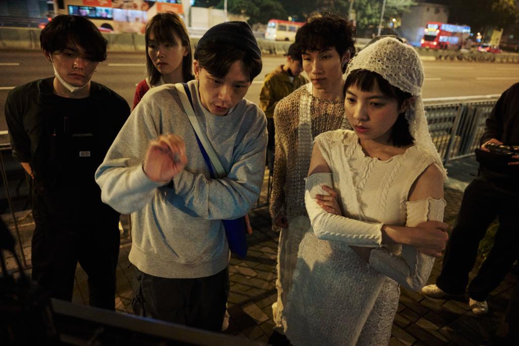 小野趁學生Saito（左一）返港，即入導演組幫他拍鍾雪主演的M+短片《好大部𨋢》。