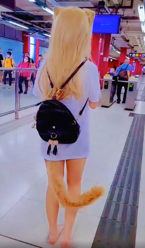 網絡有影片瘋傳見一名少女搭港鐵，疑似在長恤衫遮掩下，肛塞最近潮興的「狐狸尾」情趣用品。