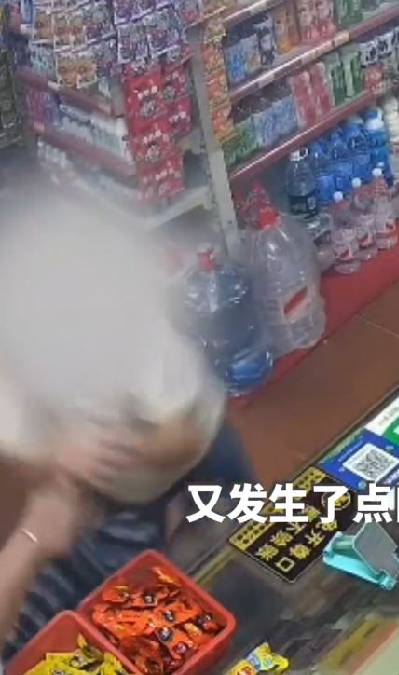 士多女老闆下意識用手捉著利剪再一腳將小偷踢飛,防止對方自殘。千里眼 士多女老闆下意識用手捉著利剪再一腳將小偷踢飛,防止對方自殘。千里眼