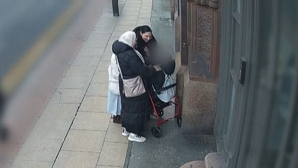 三人包圍一名97歲老太太熱情搭話。 大曼徹斯特警局 三人包圍一名97歲老太太熱情搭話。 大曼徹斯特警局