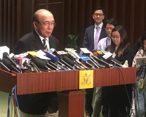 就議會目前現像，黃宏發認為特首有責任作調停。