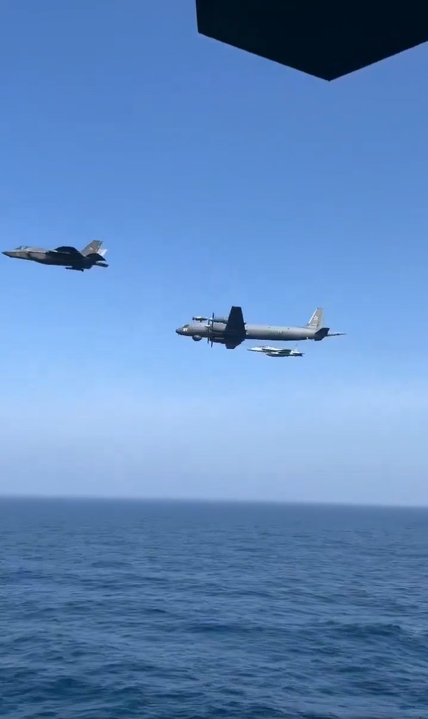美军F/A-18F超级大黄蜂与F-35C隐形战机为俄罗斯反潜巡逻机“护航”。 X / Osint613