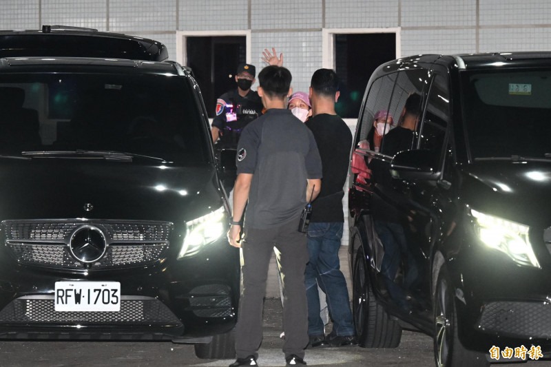 全身粉絲甜美casual打扮的Jisoo一邊上車,一邊向粉絲打招呼。(自由時報) 全身粉絲甜美casual打扮的Jisoo一邊上車,一邊向粉絲打招呼。(自由時報)