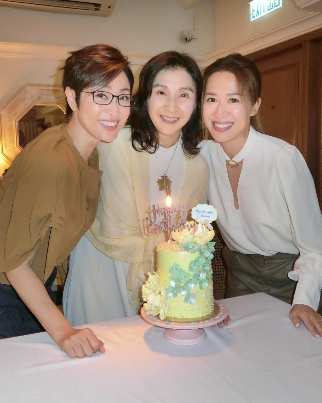 陳法蓉早前與朋友慶祝57歲生日。