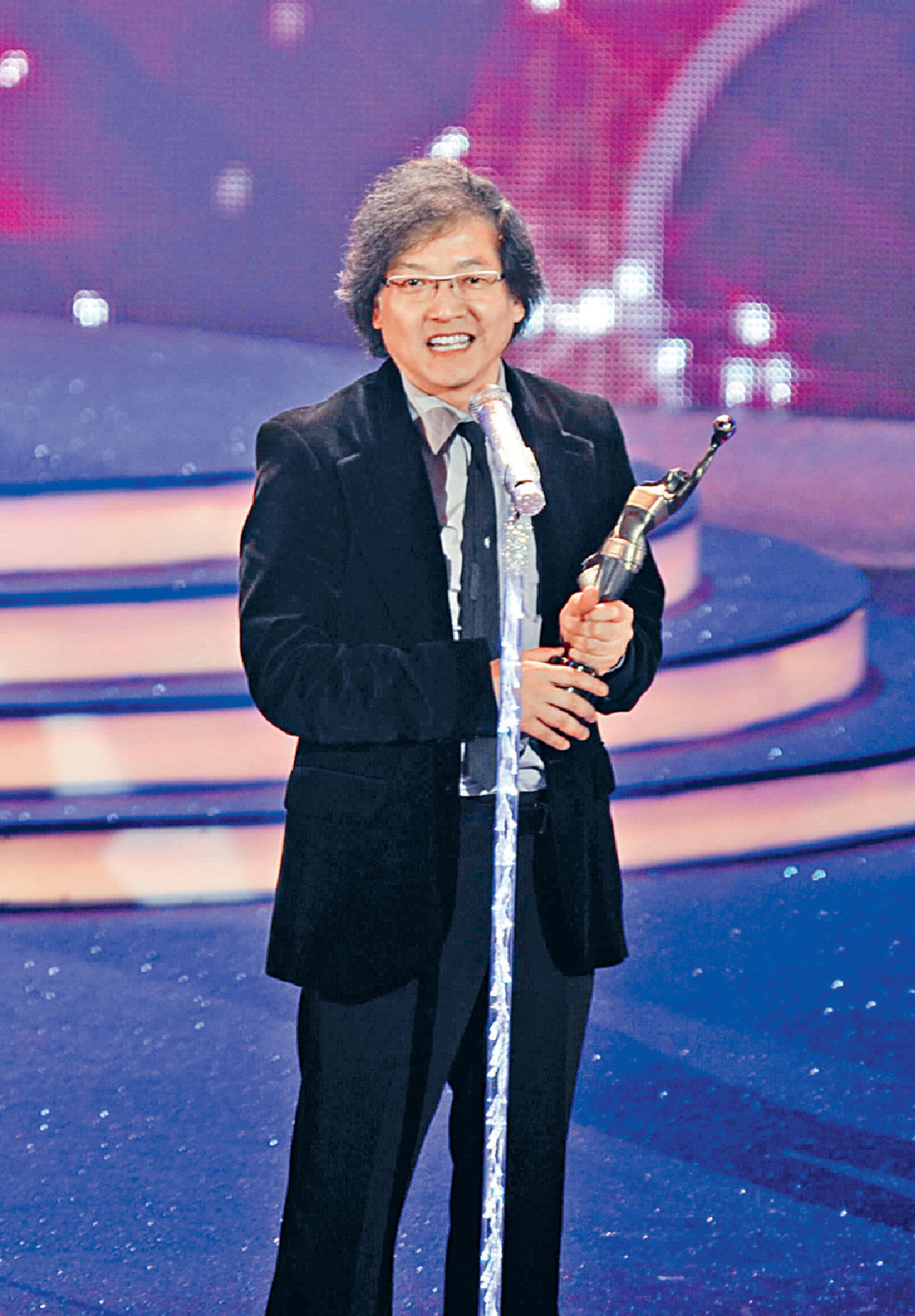 1952-2022 ■罗启锐凭《岁月神偷》，勇获香港电影金像奖最佳编剧奖。
