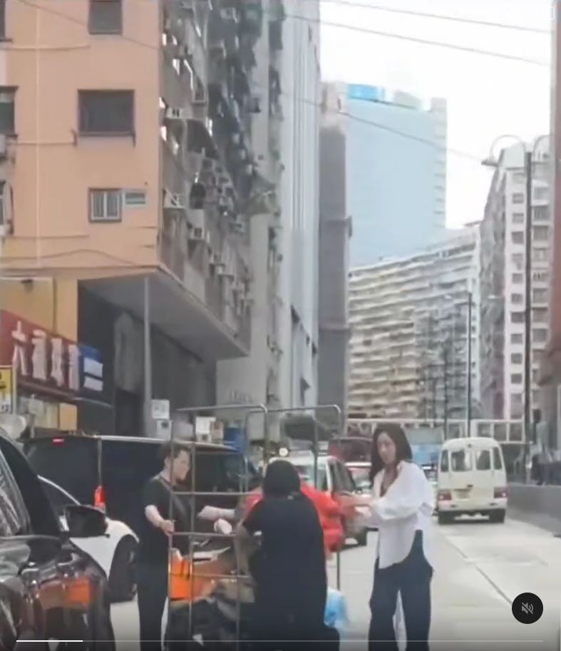 唐詩詠協助阿婆推一架載滿紙皮及垃圾袋鐵車。 唐詩詠協助阿婆推一架載滿紙皮及垃圾袋鐵車。