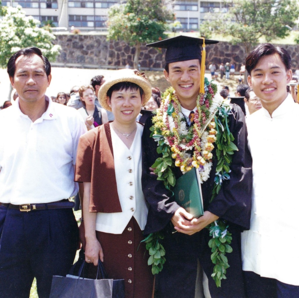 車崇健胞兄車志健Brian Cha（右二）可升讀大學，全靠相熟茶客夫婦無私贊助。