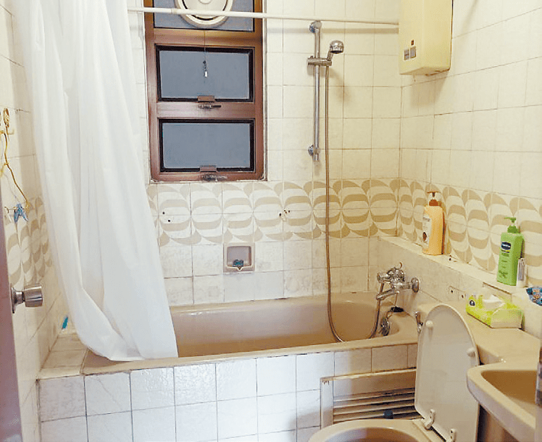 浴室設有窗戶，方便排走室內濕氣。