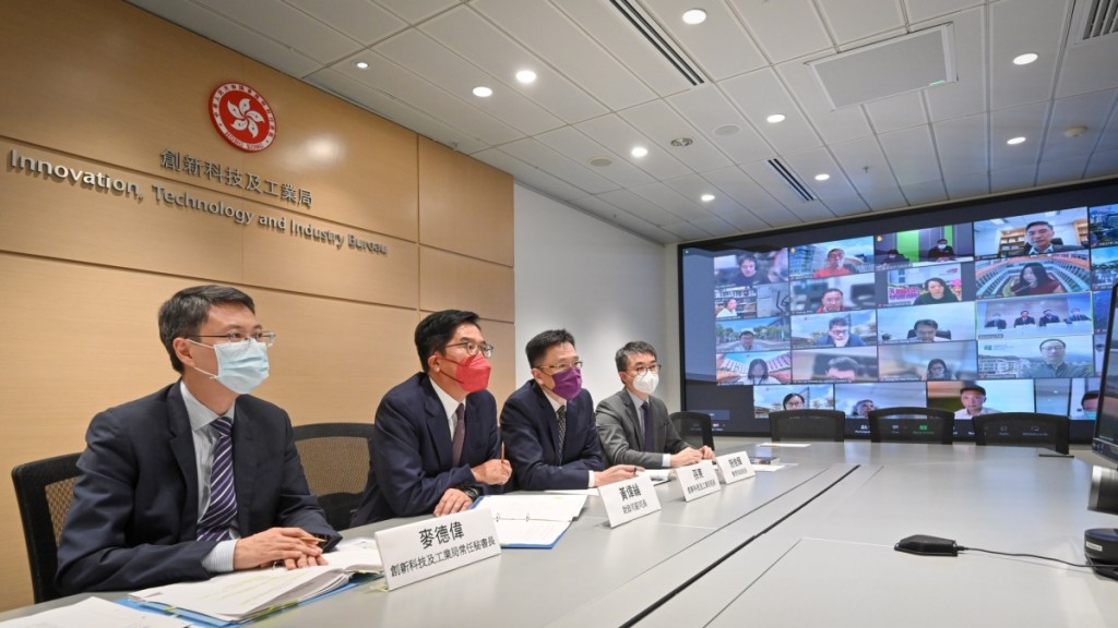 副財政司長黃偉綸(左二)日前向多間大學及機構等介紹初選詳情。黃偉綸facebook圖片