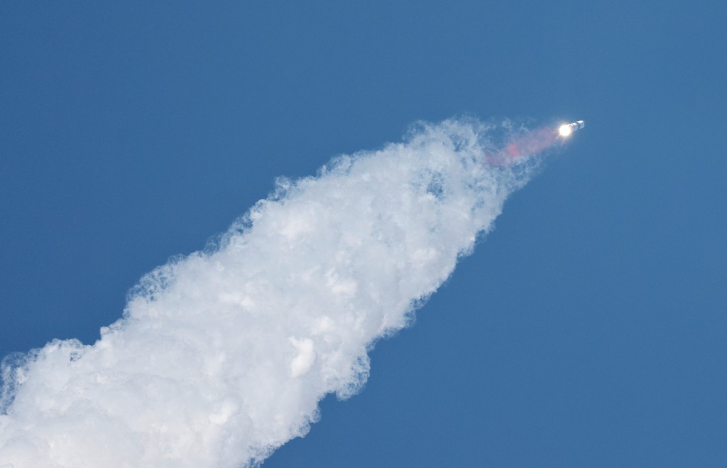  星艦火箭從SpaceX位於美國德州的發射中心升空。 路透社