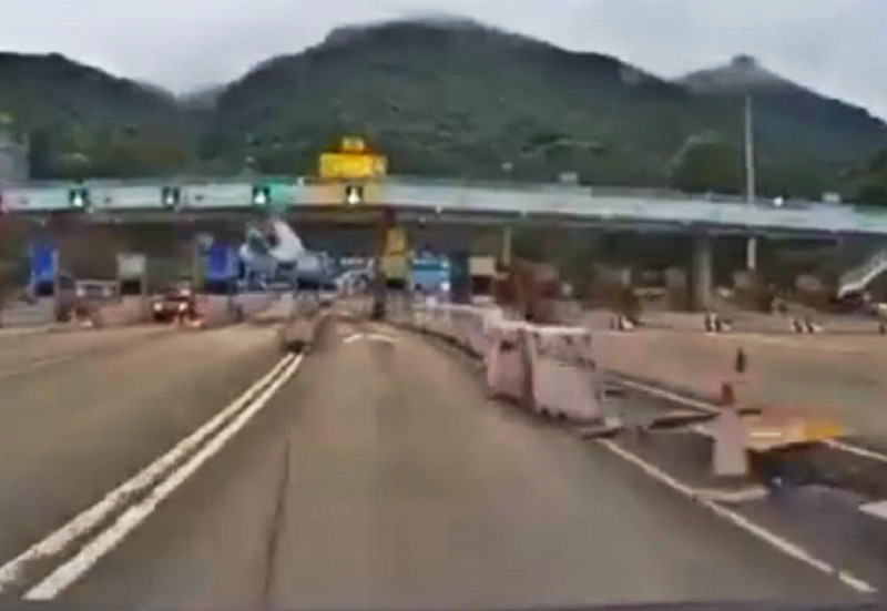 隧道收費亭前水馬被吹出行車綫。HongKong CarCam影片截圖