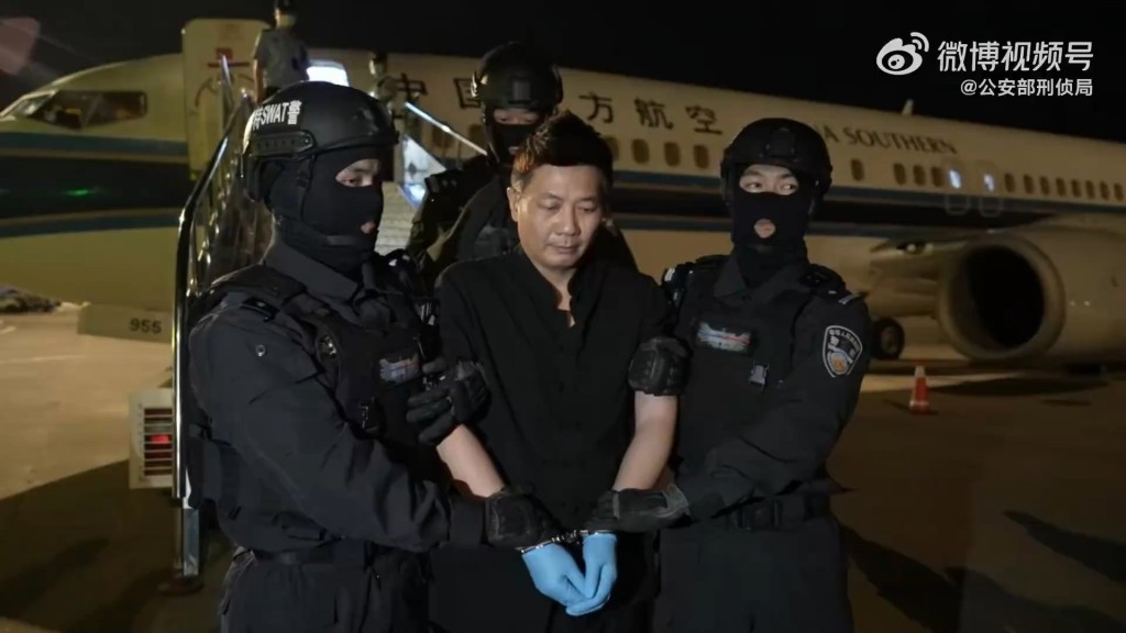 柬埔寨僑領劉忍押返中國。央視截圖 柬埔寨僑領劉忍押返中國。央視截圖