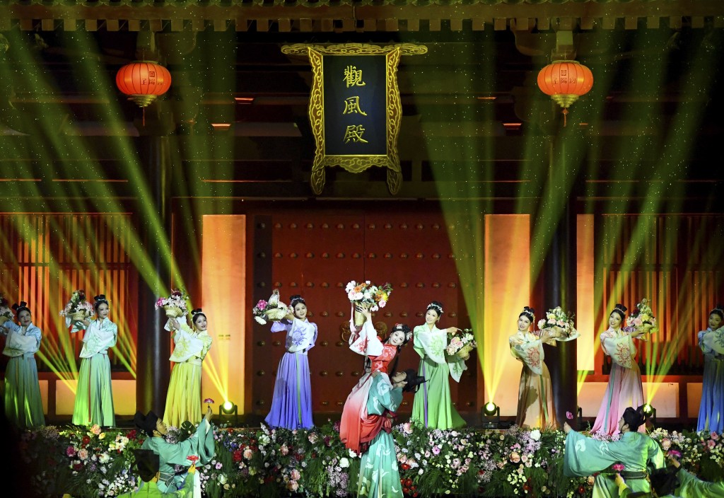 4月1日，演員在第41屆中國洛陽牡丹文化節開幕式上表演。新華社