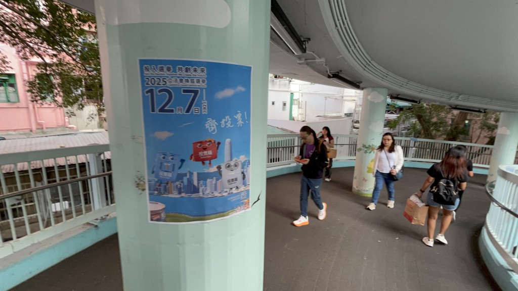 海報被撕破位置。 海報被撕破位置。